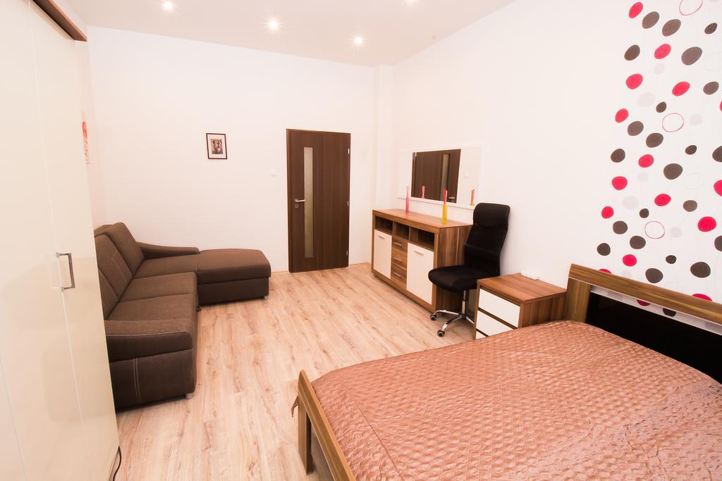 Apartment Ve Smeckach With A Big Terrace ปราก ภายนอก รูปภาพ