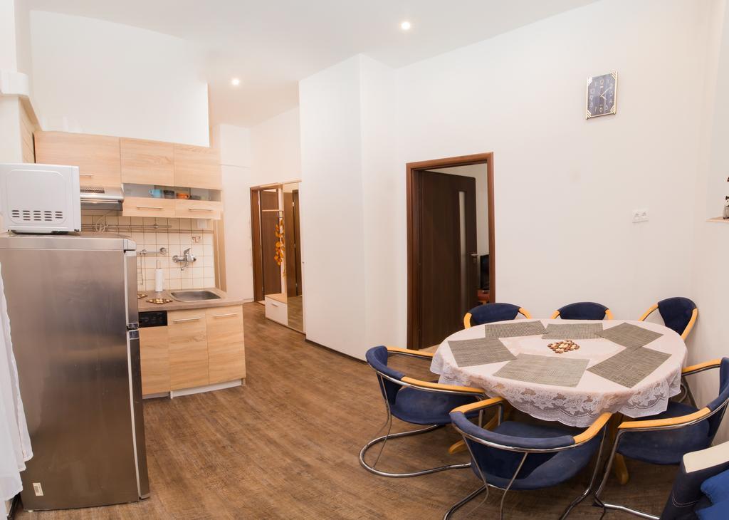 Apartment Ve Smeckach With A Big Terrace ปราก ภายนอก รูปภาพ