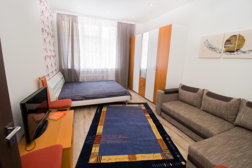 Apartment Ve Smeckach With A Big Terrace ปราก ภายนอก รูปภาพ