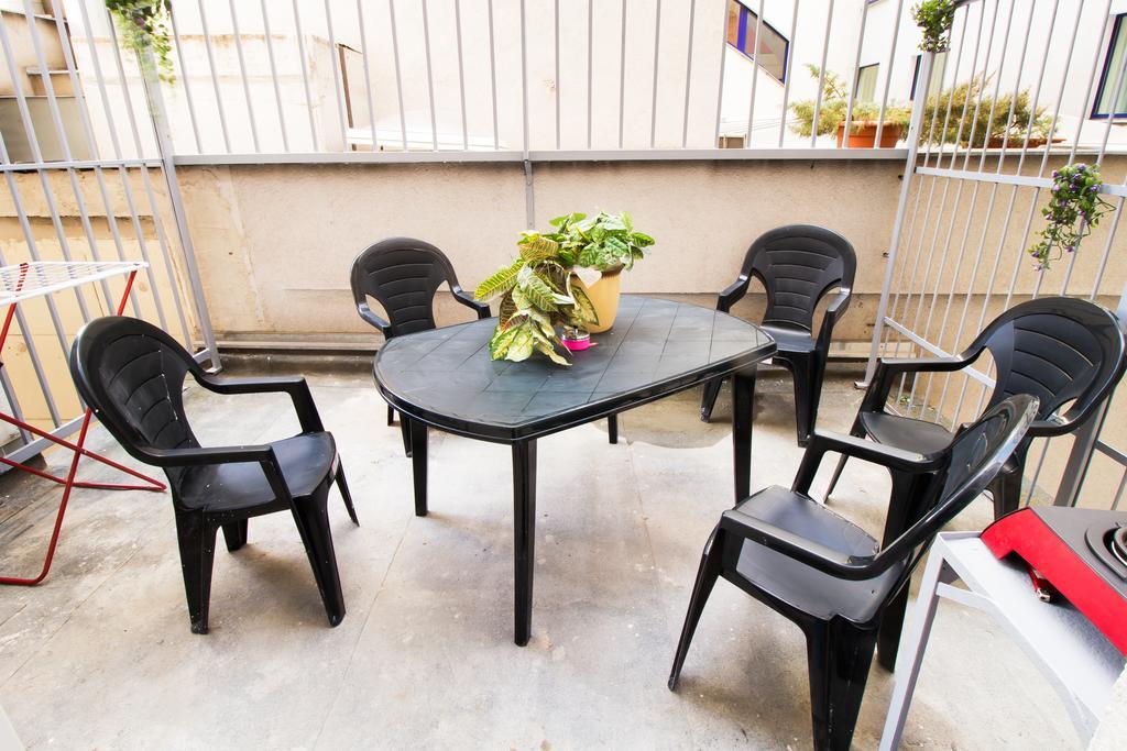 Apartment Ve Smeckach With A Big Terrace ปราก ภายนอก รูปภาพ